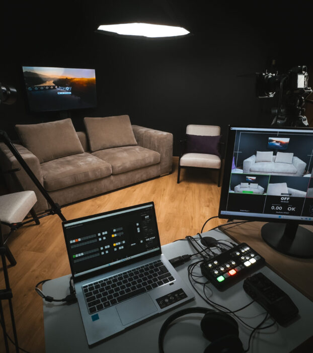 Somos a WEMOV Agency
Criadores de experiências audiovisuais, contamos histórias que vão além do vídeo, da fotografia e do conteúdo multimedia. Acreditamos que as melhores histórias são aquelas que desenvolvem vínculos reais, conectam marcas e pessoas, criando relações verdadeiras e inesquecíveis. A nossa cultura é guiada pela inovação e pela procura incessante de novas formas de comunicar, impactar e surpreender. O nosso objetivo é claro: usar a nossa experiência para alavancar o seu sucesso, com conteúdos relevantes, eficazes e que, acima de tudo, tragam resultados reais para o seu negócio: mais visibilidade, autoridade e um elo emocional com o seu público. Do desenvolvimento criativo até a execução, produzimos imagens autênticas, com alta qualidade que desperta emoções, influencia decisões e transforma a sua identidade numa narrativa única.