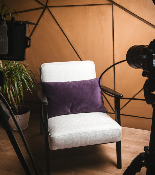 Somos a WEMOV Agency
Criadores de experiências audiovisuais, contamos histórias que vão além do vídeo, da fotografia e do conteúdo multimedia. Acreditamos que as melhores histórias são aquelas que desenvolvem vínculos reais, conectam marcas e pessoas, criando relações verdadeiras e inesquecíveis. A nossa cultura é guiada pela inovação e pela procura incessante de novas formas de comunicar, impactar e surpreender. O nosso objetivo é claro: usar a nossa experiência para alavancar o seu sucesso, com conteúdos relevantes, eficazes e que, acima de tudo, tragam resultados reais para o seu negócio: mais visibilidade, autoridade e um elo emocional com o seu público. Do desenvolvimento criativo até a execução, produzimos imagens autênticas, com alta qualidade que desperta emoções, influencia decisões e transforma a sua identidade numa narrativa única.