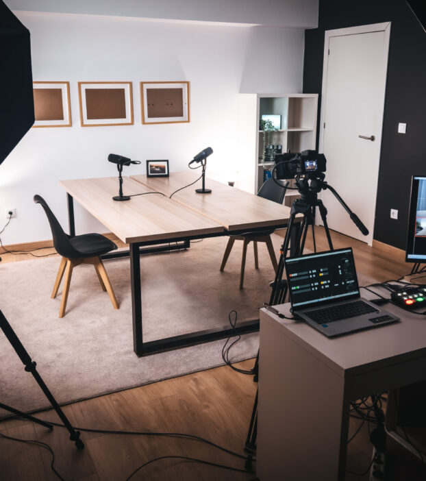 Somos a WEMOV Agency
Criadores de experiências audiovisuais, contamos histórias que vão além do vídeo, da fotografia e do conteúdo multimedia. Acreditamos que as melhores histórias são aquelas que desenvolvem vínculos reais, conectam marcas e pessoas, criando relações verdadeiras e inesquecíveis. A nossa cultura é guiada pela inovação e pela procura incessante de novas formas de comunicar, impactar e surpreender. O nosso objetivo é claro: usar a nossa experiência para alavancar o seu sucesso, com conteúdos relevantes, eficazes e que, acima de tudo, tragam resultados reais para o seu negócio: mais visibilidade, autoridade e um elo emocional com o seu público. Do desenvolvimento criativo até a execução, produzimos imagens autênticas, com alta qualidade que desperta emoções, influencia decisões e transforma a sua identidade numa narrativa única.