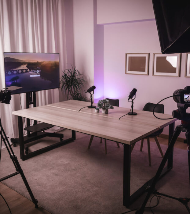Somos a WEMOV Agency
Criadores de experiências audiovisuais, contamos histórias que vão além do vídeo, da fotografia e do conteúdo multimedia. Acreditamos que as melhores histórias são aquelas que desenvolvem vínculos reais, conectam marcas e pessoas, criando relações verdadeiras e inesquecíveis. A nossa cultura é guiada pela inovação e pela procura incessante de novas formas de comunicar, impactar e surpreender. O nosso objetivo é claro: usar a nossa experiência para alavancar o seu sucesso, com conteúdos relevantes, eficazes e que, acima de tudo, tragam resultados reais para o seu negócio: mais visibilidade, autoridade e um elo emocional com o seu público. Do desenvolvimento criativo até a execução, produzimos imagens autênticas, com alta qualidade que desperta emoções, influencia decisões e transforma a sua identidade numa narrativa única.