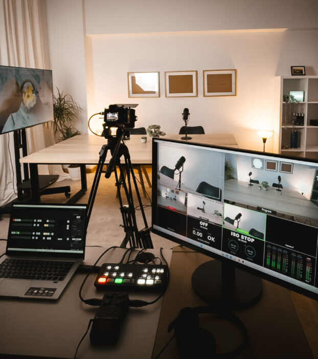 Somos a WEMOV Agency
Criadores de experiências audiovisuais, contamos histórias que vão além do vídeo, da fotografia e do conteúdo multimedia. Acreditamos que as melhores histórias são aquelas que desenvolvem vínculos reais, conectam marcas e pessoas, criando relações verdadeiras e inesquecíveis. A nossa cultura é guiada pela inovação e pela procura incessante de novas formas de comunicar, impactar e surpreender. O nosso objetivo é claro: usar a nossa experiência para alavancar o seu sucesso, com conteúdos relevantes, eficazes e que, acima de tudo, tragam resultados reais para o seu negócio: mais visibilidade, autoridade e um elo emocional com o seu público. Do desenvolvimento criativo até a execução, produzimos imagens autênticas, com alta qualidade que desperta emoções, influencia decisões e transforma a sua identidade numa narrativa única.