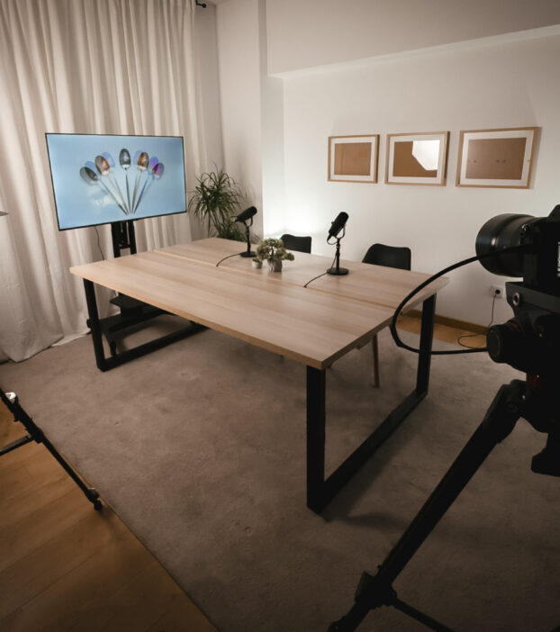 Somos a WEMOV Agency
Criadores de experiências audiovisuais, contamos histórias que vão além do vídeo, da fotografia e do conteúdo multimedia. Acreditamos que as melhores histórias são aquelas que desenvolvem vínculos reais, conectam marcas e pessoas, criando relações verdadeiras e inesquecíveis. A nossa cultura é guiada pela inovação e pela procura incessante de novas formas de comunicar, impactar e surpreender. O nosso objetivo é claro: usar a nossa experiência para alavancar o seu sucesso, com conteúdos relevantes, eficazes e que, acima de tudo, tragam resultados reais para o seu negócio: mais visibilidade, autoridade e um elo emocional com o seu público. Do desenvolvimento criativo até a execução, produzimos imagens autênticas, com alta qualidade que desperta emoções, influencia decisões e transforma a sua identidade numa narrativa única.