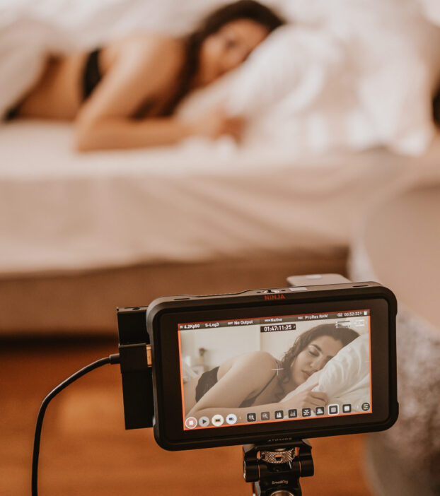 Somos a WEMOV Agency
Criadores de experiências audiovisuais, contamos histórias que vão além do vídeo, da fotografia e do conteúdo multimedia. Acreditamos que as melhores histórias são aquelas que desenvolvem vínculos reais, conectam marcas e pessoas, criando relações verdadeiras e inesquecíveis. A nossa cultura é guiada pela inovação e pela procura incessante de novas formas de comunicar, impactar e surpreender. O nosso objetivo é claro: usar a nossa experiência para alavancar o seu sucesso, com conteúdos relevantes, eficazes e que, acima de tudo, tragam resultados reais para o seu negócio: mais visibilidade, autoridade e um elo emocional com o seu público. Do desenvolvimento criativo até a execução, produzimos imagens autênticas, com alta qualidade que desperta emoções, influencia decisões e transforma a sua identidade numa narrativa única.
