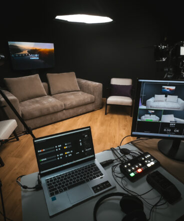 Somos a WEMOV Agency
Criadores de experiências audiovisuais, contamos histórias que vão além do vídeo, da fotografia e do conteúdo multimedia. Acreditamos que as melhores histórias são aquelas que desenvolvem vínculos reais, conectam marcas e pessoas, criando relações verdadeiras e inesquecíveis. A nossa cultura é guiada pela inovação e pela procura incessante de novas formas de comunicar, impactar e surpreender. O nosso objetivo é claro: usar a nossa experiência para alavancar o seu sucesso, com conteúdos relevantes, eficazes e que, acima de tudo, tragam resultados reais para o seu negócio: mais visibilidade, autoridade e um elo emocional com o seu público. Do desenvolvimento criativo até a execução, produzimos imagens autênticas, com alta qualidade que desperta emoções, influencia decisões e transforma a sua identidade numa narrativa única.